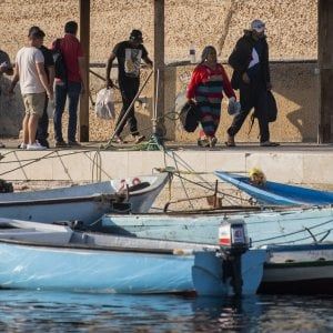 Migranti, la lotteria degli sbarchi: 47 a Pozzallo, 44 salvati dalla Alan Kurdi. Salvini alla Tunisia: "Rimpatri anche su navi di linea"