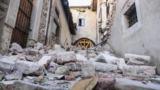 Terremoto, caos e ritardi: Cantone e l'Antimafia indagano sui subappalti per casette e macerie