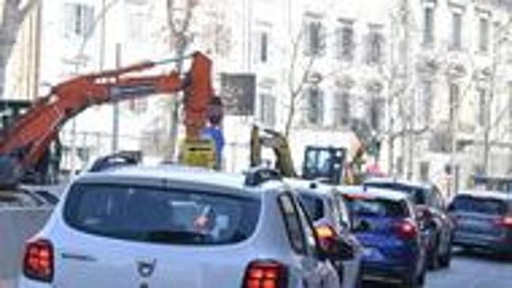 Nuovi cantieri per la tramvia, code e rallentamenti sui viali e in piazza Libertà