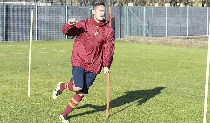 Roma, Totti si allena con la squadra. Pallotta presenta il progetto stadio