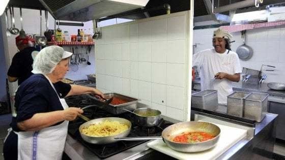 La Fase 2 delle cucine popolari, ai fornelli tornano i volontari senior