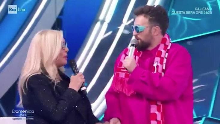 Dargen D'Amico parla di immigrazione e Mara Venier lo ferma: "Non abbiamo tempo". Poi il fuorionda con i giornalisti