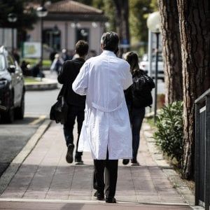 Pensioni, l'allarme dei medici: "Con quota 100 via in 70 mila"