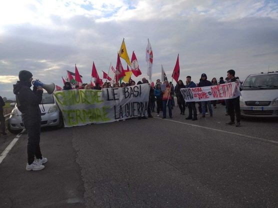 Sigonella, il corteo pacifista: "Chiudere le basi, fermare la guerra"