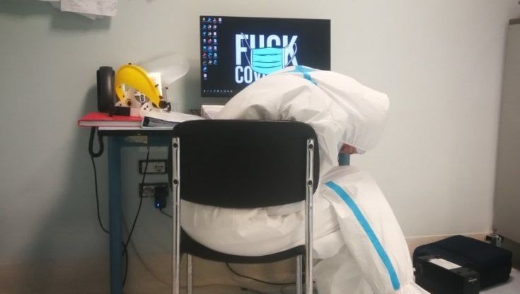 L'infermiera stremata a fine turno a Bari: "Fuck Covid, questo virus ci sta spezzando"  