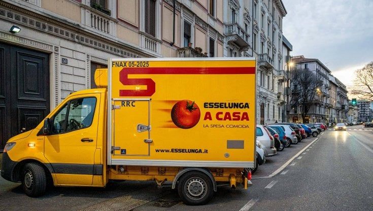 Tornano le lunghe attese per la spesa online, tra quarantene e contagi di dipendenti
