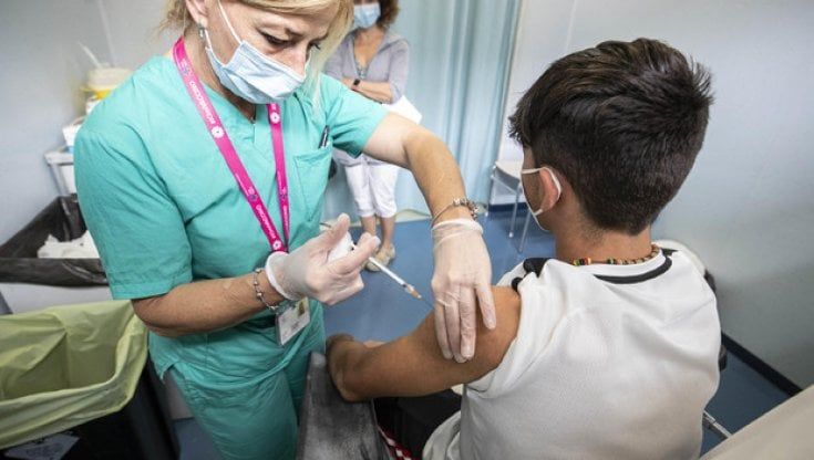 Vaccini agli under 16 da domani, ma la somministrazione rischia di cominciare in pieno periodo di vacanze