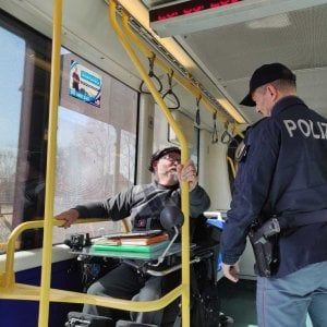 Torino, la protesta del disabile: blocca per sette ore il tram, necessari bus sostitutivi