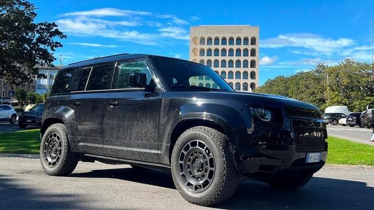 Land Rover Defender 110 Octa, unica e monumentale. Ecco come va