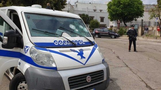 Brindisi, trovate le armi dell'assalto al portavalori: nell'auto della rapina anche chiodi a 4 punte