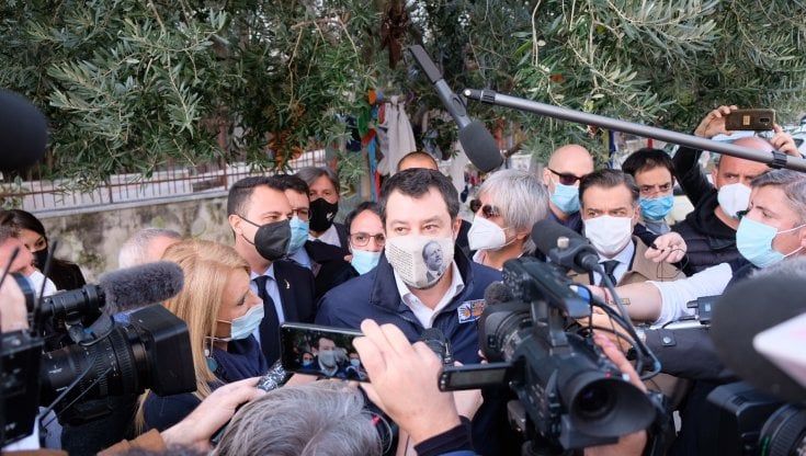 Palermo, niente visita di Salvini al parroco dello Sperone: "C'è un focolaio", ma il prete smentisce