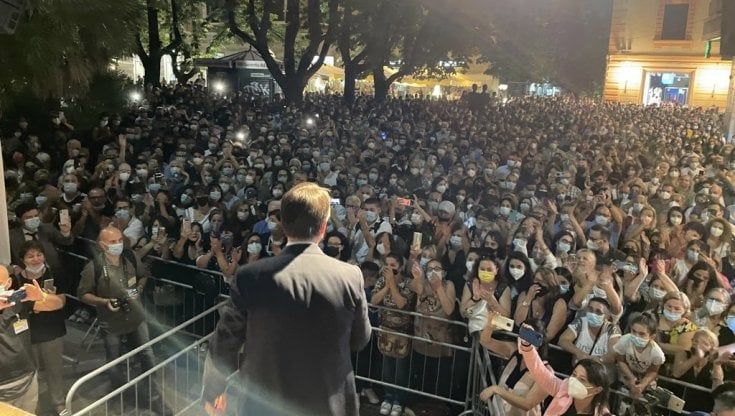 Il tour elettorale di Conte sta facendo infuriare i cantanti, da Salmo a Fedez. E l'ex premier risponde con un videomessaggio