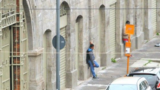 Migranti a Milano, tragedia in zona stazione: giovane rifugiato si toglie la vita davanti ai passanti