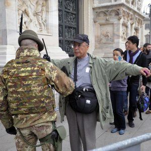 Terrorismo, raffica di falsi allarmi a Milano. In serata sgomberata piazza Duomo