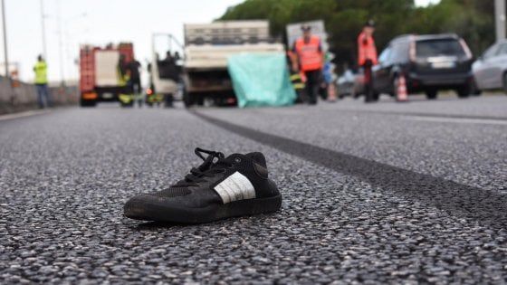 Bari, attraversa a piedi la tangenziale e viene travolto e ucciso: statale chiusa e traffico in tilt