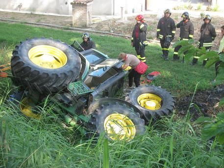 Incidenti lavoro: si ribalta trattore, morto nel Ferrarese
