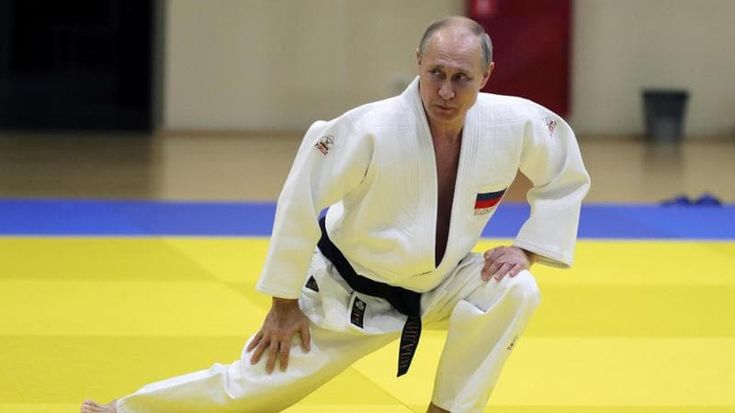 Il judo riammette i russi con inno e bandiera: è la prima federazione a farlo. La protesta di Kiev