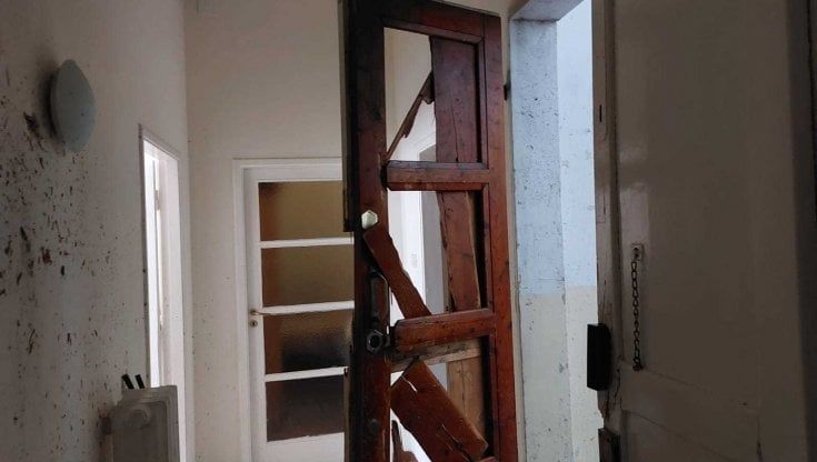 Porte sfondate e vetri esplosi: nella casa del blitz  dove è stato catturato il presunto omicida