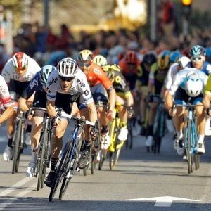 Ciclismo, Vuelta Valenciana: Trentin sfiora il bis. Ma allo sprint è Van Avermaet