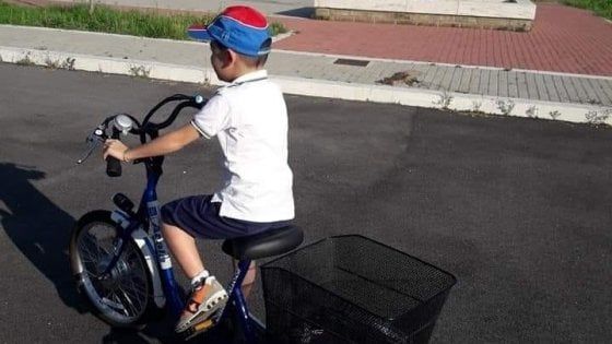 Bici rubata al bimbo con la distrofia: appello sul web. "Lo aiutava a non sentirsi diverso"