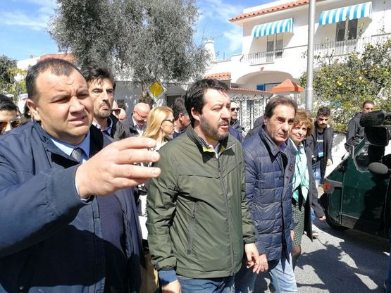 Matteo Salvini nella zona rossa di Casamicciola