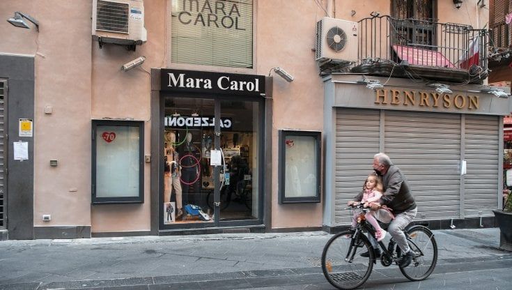 Napoli, la sfida dei commercianti: "Basta chiusure, riapriamo"