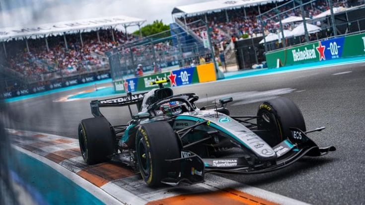 F1, passo indietro dal 2027: i motori saranno meno elettrici