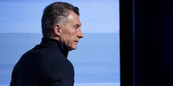 Argentina, panico in Borsa dopo la sconfitta di Macri: Buenos Aires crolla fino a -48%