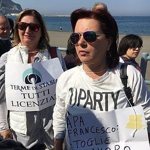 De Luca inaugura la Villa comunale a Castellammare di Stabia. Contestato dai lavoratori delle Terme 