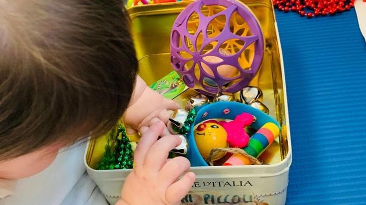 Compie 50 anni, fa un regalo ai reparti pediatrici: giochi e materiali per i bimbi del S.Orsola