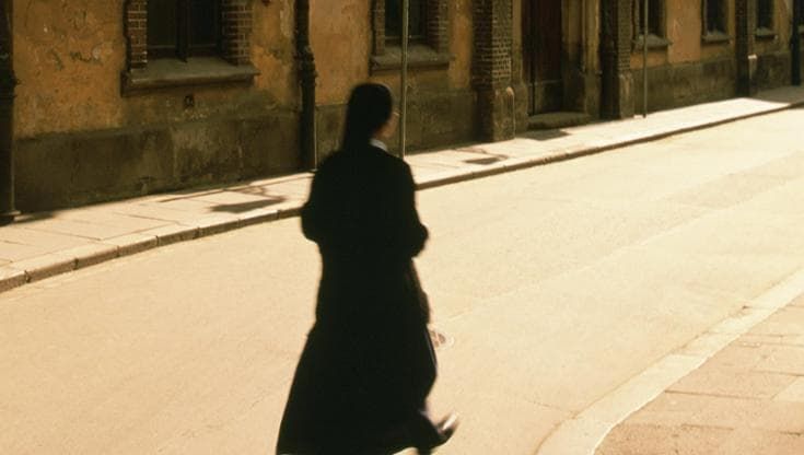 La bella vita della suora truffatrice: “Comprami maglioni di cashmere e vestaglie o Dio ti punisce”