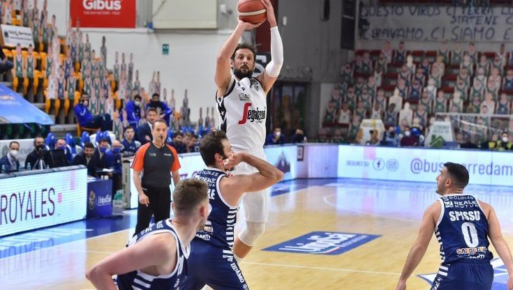 Basket, serie A: la Virtus Bologna travolge Sassari, con Brindisi è a -2 da Milano
