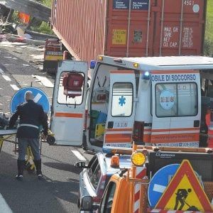 Incidenti stradali a Milano, sbanda e finisce contro il guardrail: in coma una donna di 32 anni