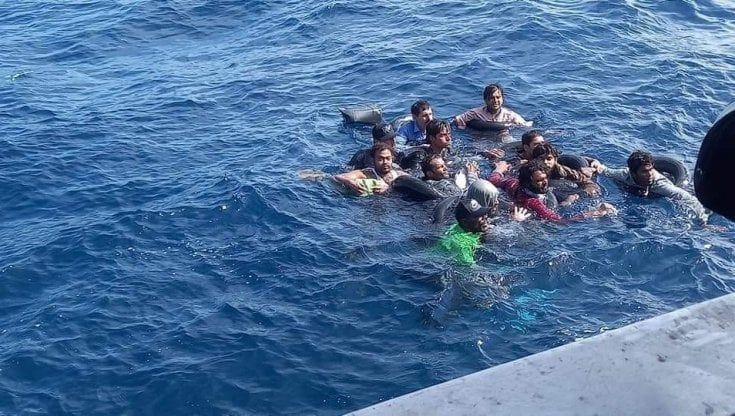 Imbarcazione con 97 persone a rischio naufragio. Denuncia shock: lunedì 15 migranti morti assiderati