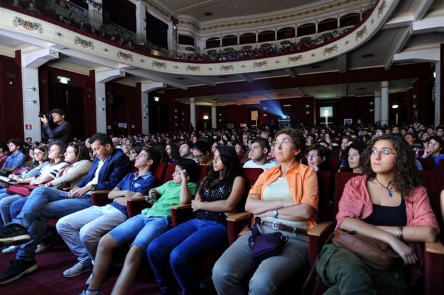 RepIdee, la mattina al teatro al Massimo: da un giorno a Repubblica alla lezione di Ezio Mauro