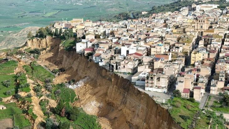 Niscemi, una galleria da 32 milioni per fermare la frana. Gli sfollati tornano in piazza