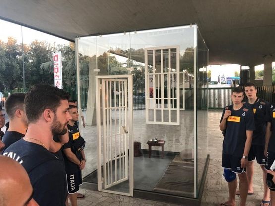 Firenze, la Nazionale italiana di pallavolo in visita alla "cella" di Mandela 