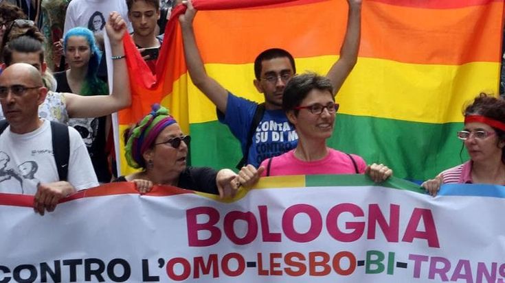 Aggressioni omofobe, c’è un’altra denuncia. “Sei frocio? Poi in dieci mi hanno picchiato”