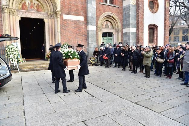 Milano, Sant'Eustorgio gremita per i funerali di Andrea Pinketts