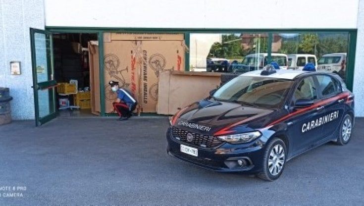 Furto a Traversetolo: sfondano vetrina con l'auto e rubano sei bici elettriche