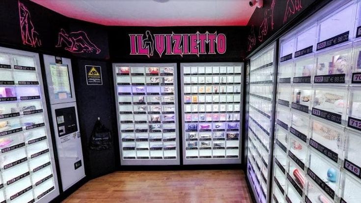 Furto con spaccata al sexy shop di piazza XIII vittime, portata via la cassa