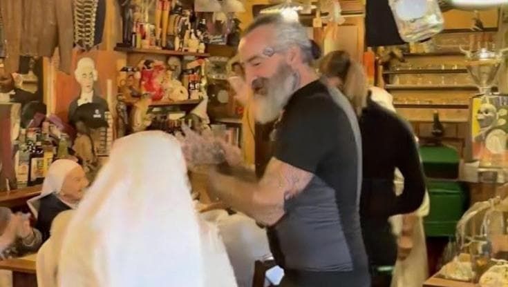 Gruppo di suore a pranzo Da Ubaldo, la trattoria toscana irriverente tra teschi e simboli fallici