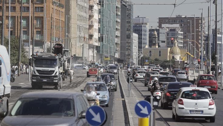 Napoli tra traffico, sosta selvaggia e pochi vigili: sono 1300, ne mancano oltre mille