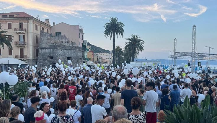 Ceriale, mille in piazza per Sofia: palloncini bianchi e telefoni spenti
