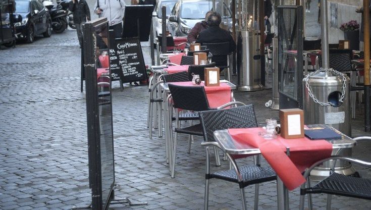 Positivo al coronavirus va al bar, denunciato dai vigili. L'appello del sindaco di Montichiari: "Serve responsabilità"