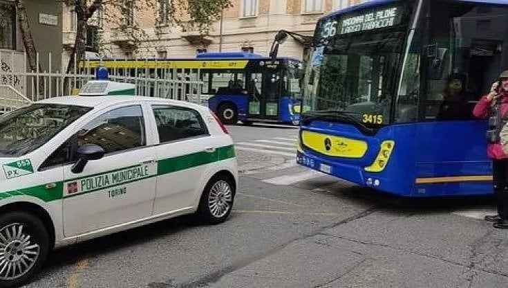 Torino, auto in sosta selvaggia: le vigilesse si scusano "Errore di valutazione, non tracotanza"