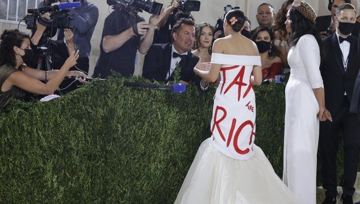 Alexandria Ocasio-Cortez al Met Gala 2021 con l'abito manifesto che fa discutere