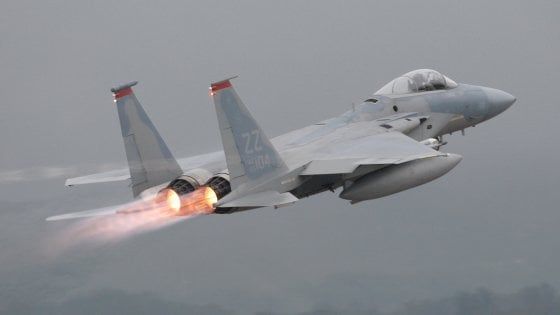 F-15 americano precipita nel mare di Okinawa 