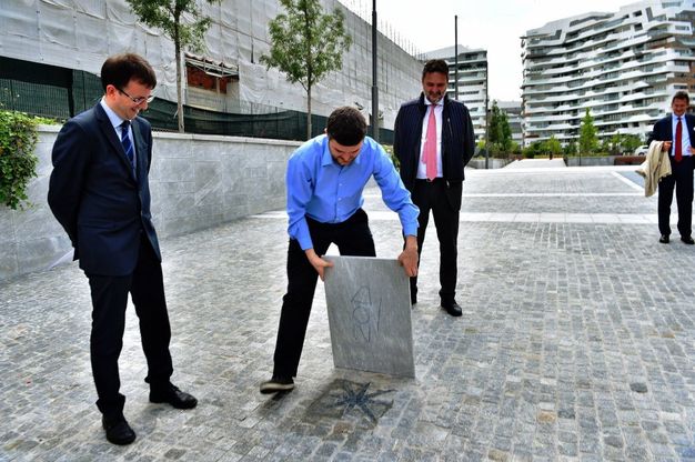 Milano, stelle e draghi verdi: il parco d'arte contemporanea di Citylife prende forma
