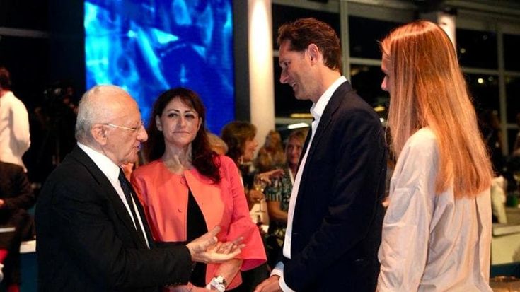 Festa per la “Ferrari Amalfi” presentata in Costiera. L’anteprima con Elkann